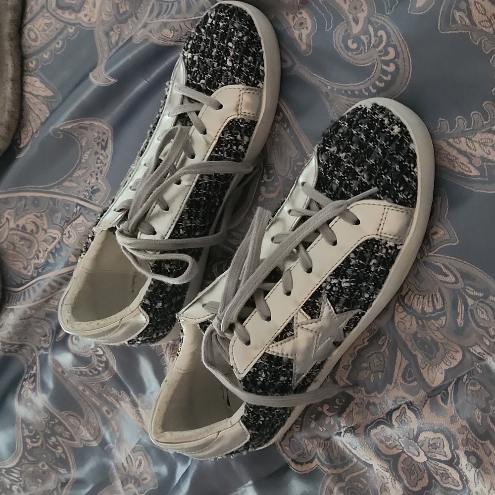 Blue Star shiny shoes